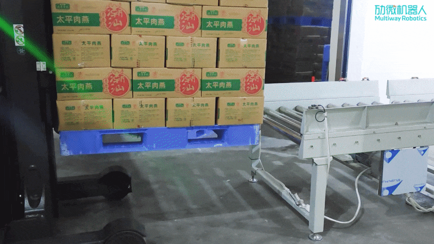 尊龙凯时冷库无人叉车产线对接动图